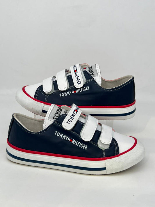 سنيكرز كاجوال بخطوط حمراء وكحلي | Gracia Casual Collection 2026