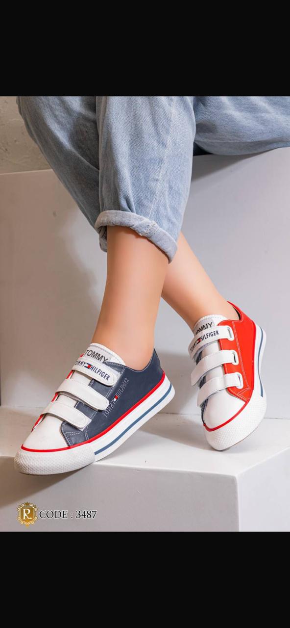 سنيكرز كاجوال بخطوط حمراء وكحلي | Gracia Casual Collection 2026