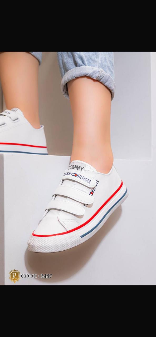 سنيكرز كاجوال بخطوط حمراء وكحلي | Gracia Casual Collection 2026