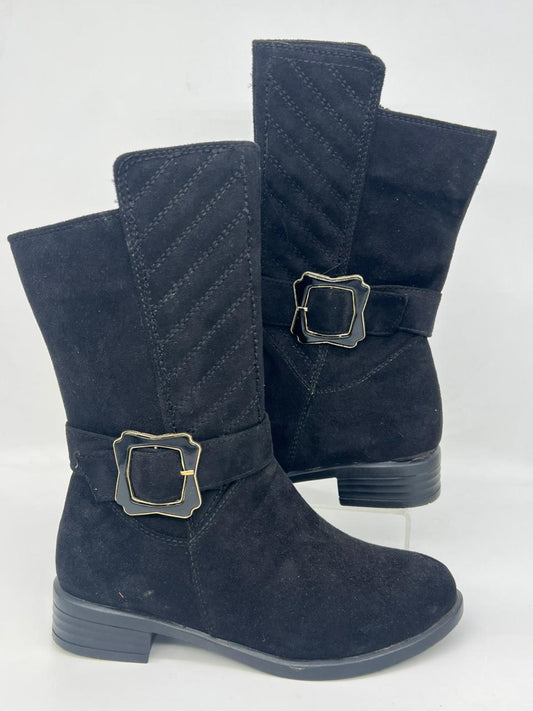 بوت سويد بكعب مريح وتفصيلة إبزيم ذهبي | Gracia Winter 2026