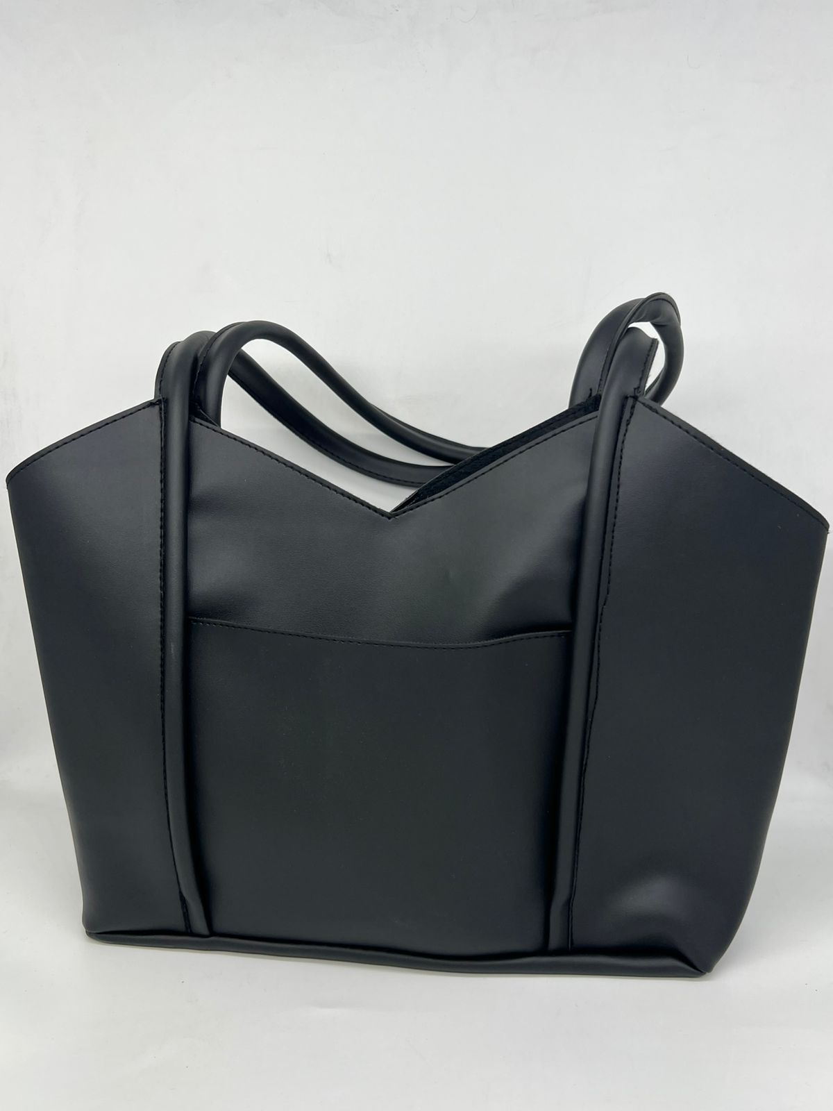 ✨ الأناقة والعملية في حقيبة واحدة!