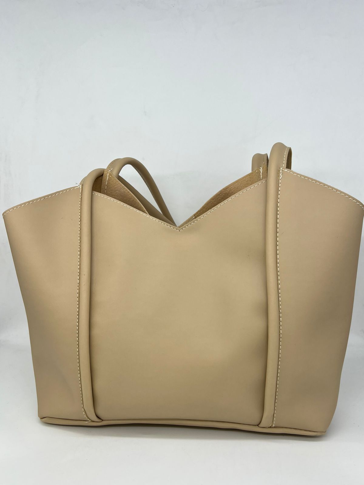 ✨ الأناقة والعملية في حقيبة واحدة!