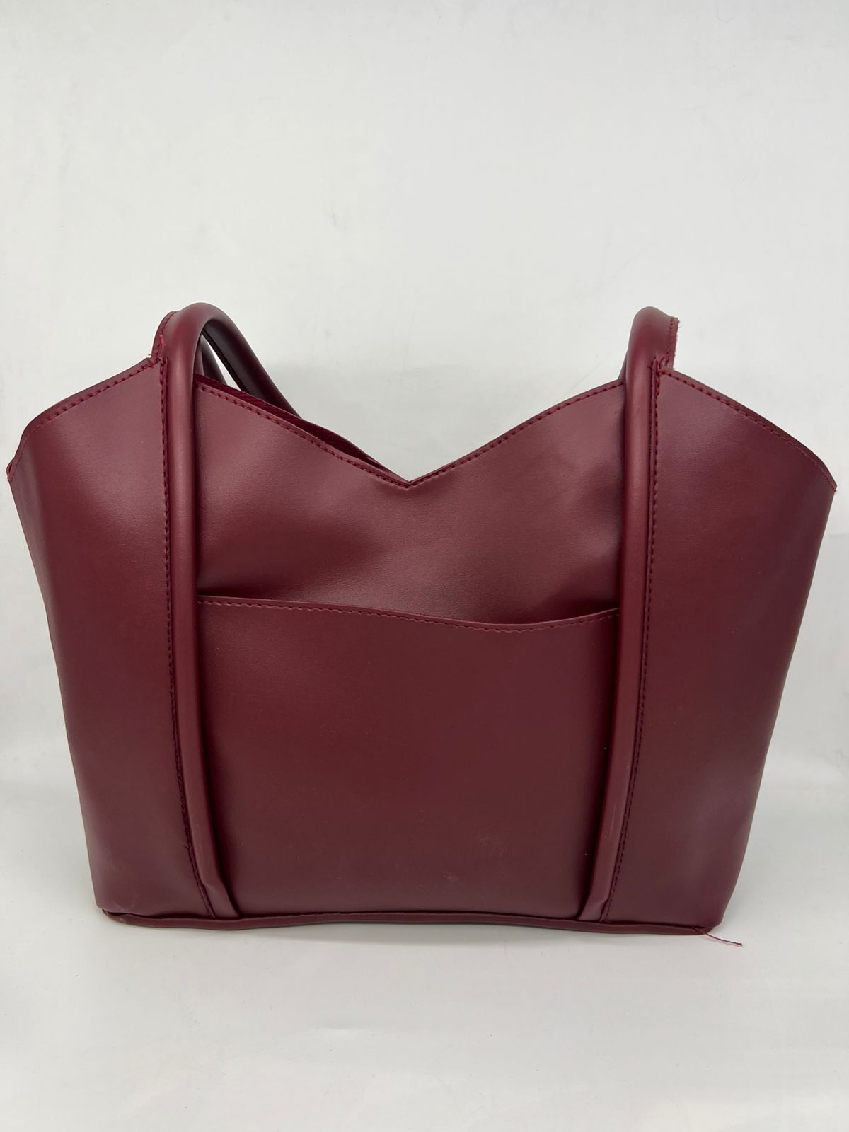 ✨ الأناقة والعملية في حقيبة واحدة!