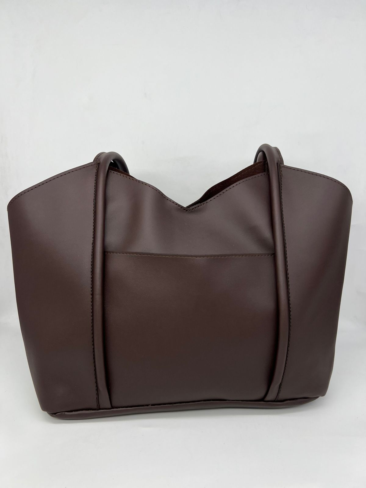 ✨ الأناقة والعملية في حقيبة واحدة!