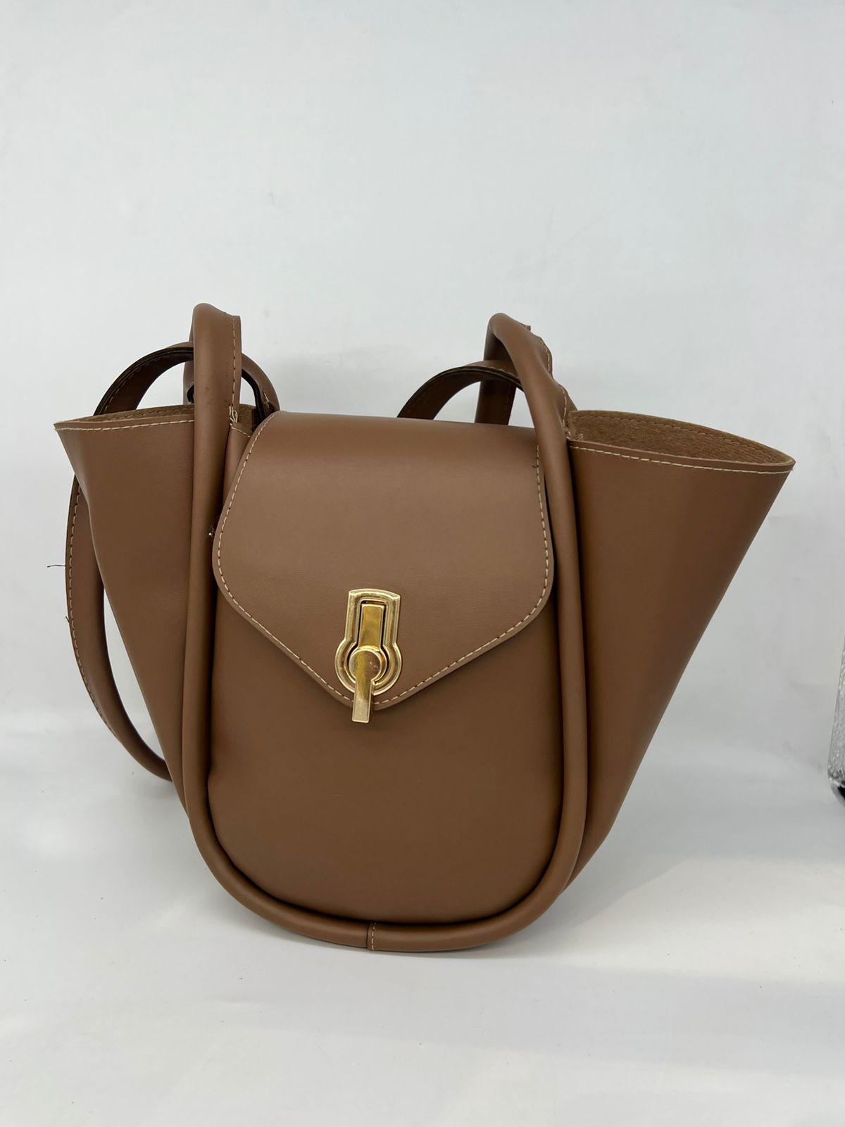 قطعة فنية: شنطة الـ Basket الأنيقة بقفلها الذهبي