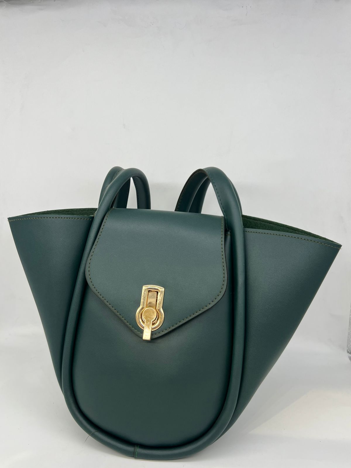 قطعة فنية: شنطة الـ Basket الأنيقة بقفلها الذهبي