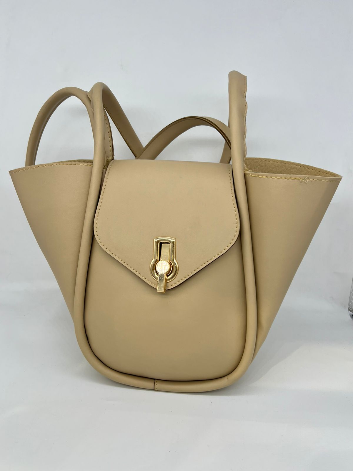 قطعة فنية: شنطة الـ Basket الأنيقة بقفلها الذهبي