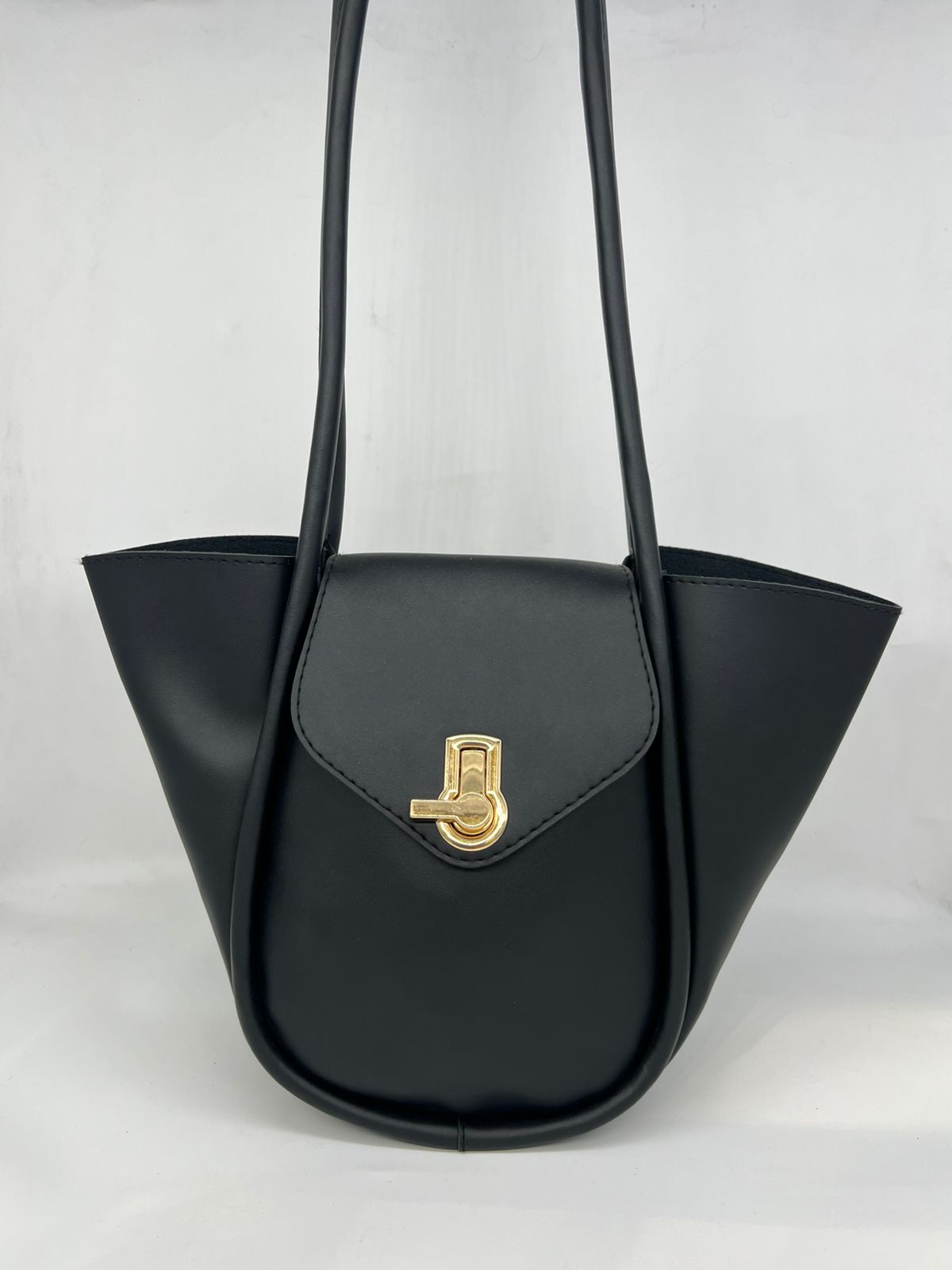 قطعة فنية: شنطة الـ Basket الأنيقة بقفلها الذهبي