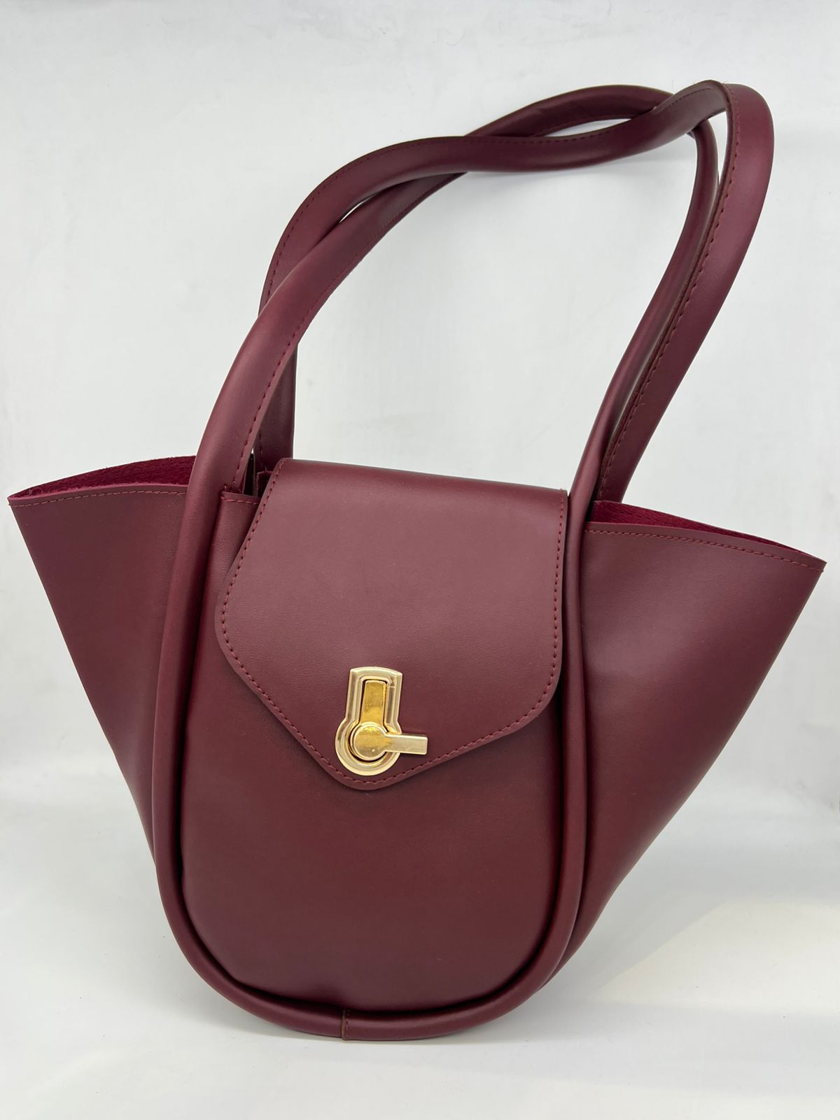 قطعة فنية: شنطة الـ Basket الأنيقة بقفلها الذهبي