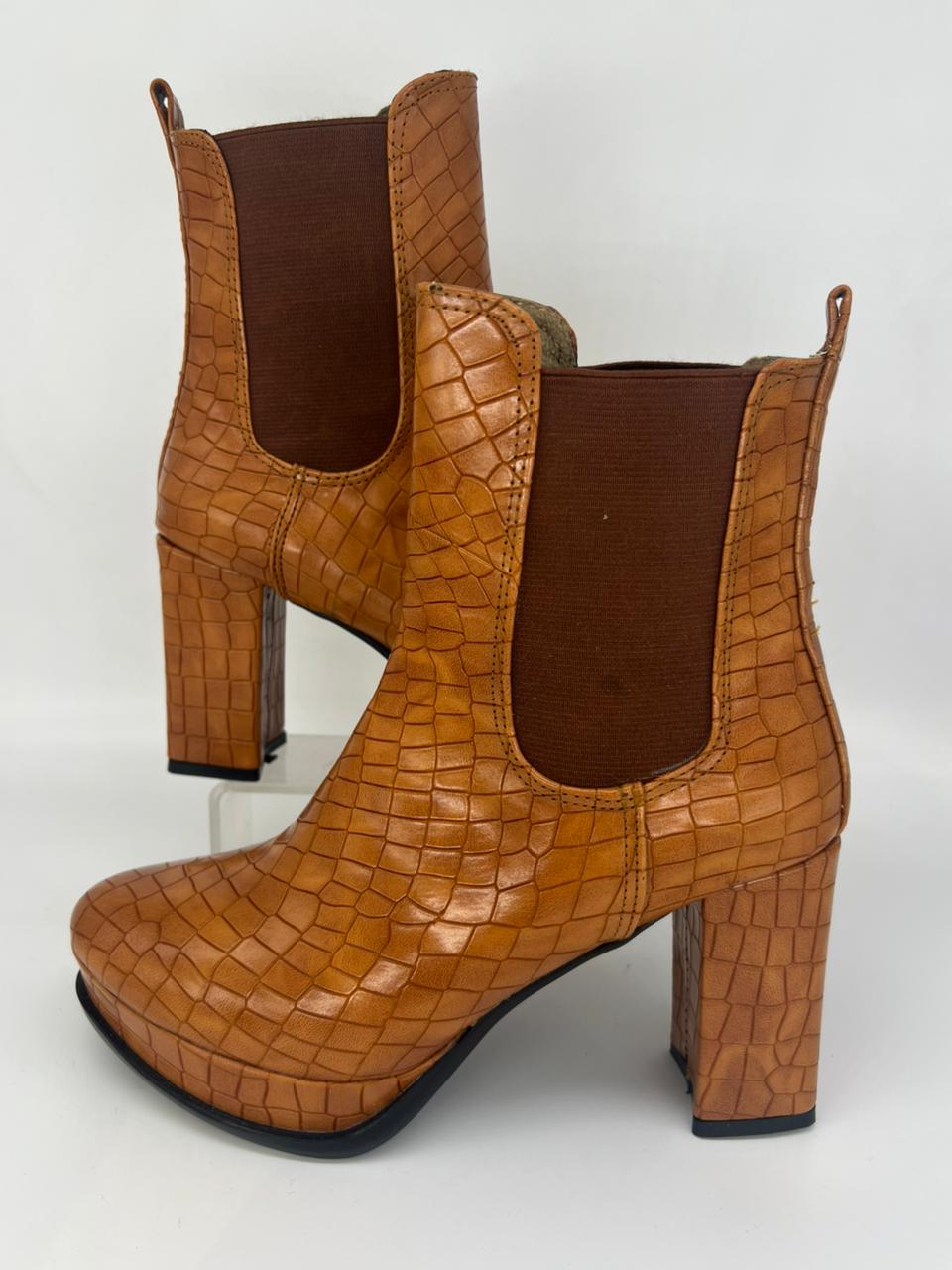 "بوت تشيلسي حريمي كعب عالي - جلد تمساح لامع (كولكشن 2026)"