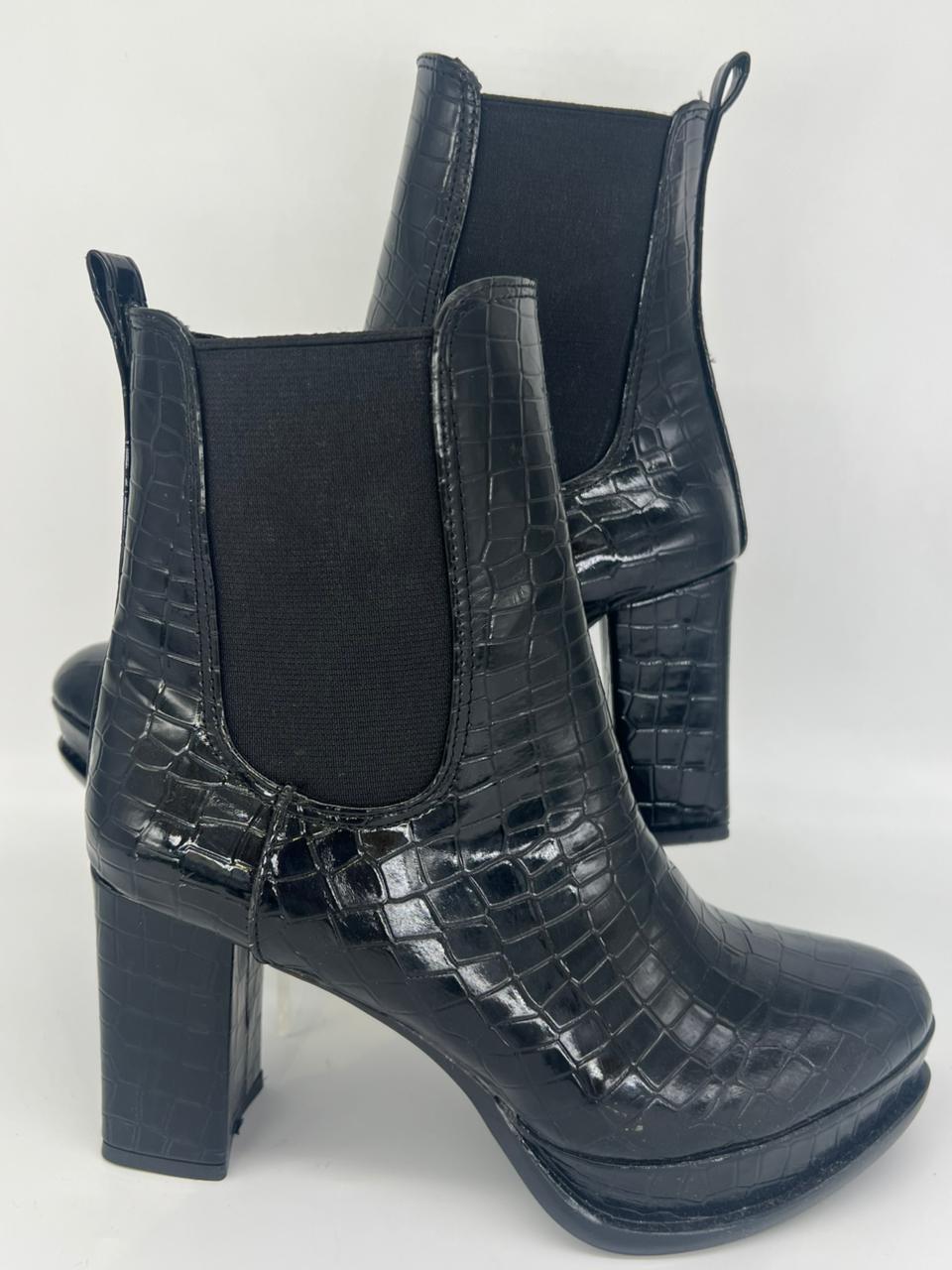 "بوت تشيلسي حريمي كعب عالي - جلد تمساح لامع (كولكشن 2026)"