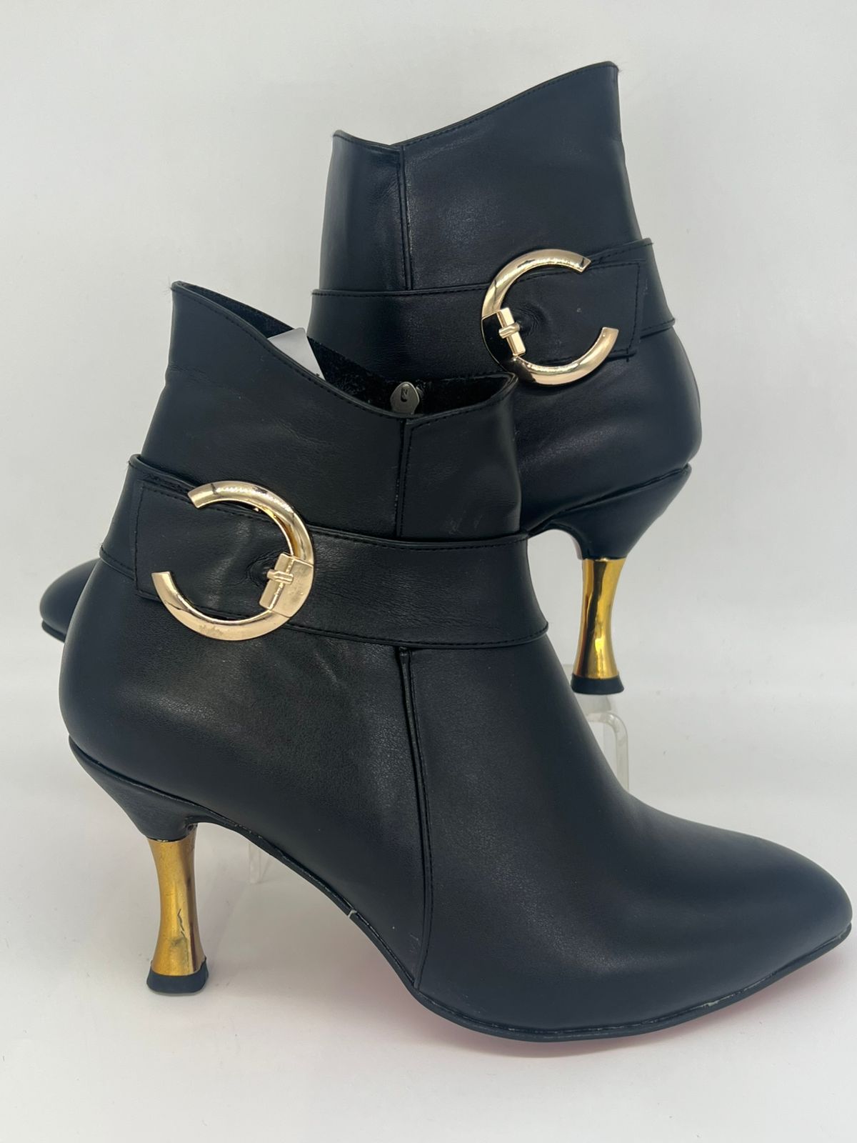 "أنكل بوت سواريه حريمي - كعب معدني رفيع وحزام ذهبي (جلد لامع)"