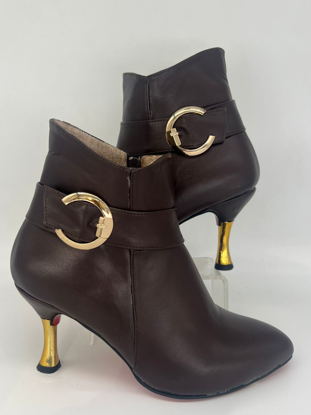 "أنكل بوت سواريه حريمي - كعب معدني رفيع وحزام ذهبي (جلد لامع)"