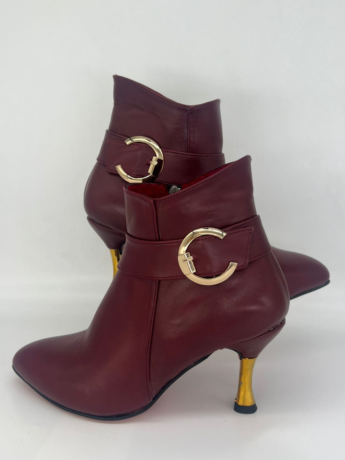 "أنكل بوت سواريه حريمي - كعب معدني رفيع وحزام ذهبي (جلد لامع)"