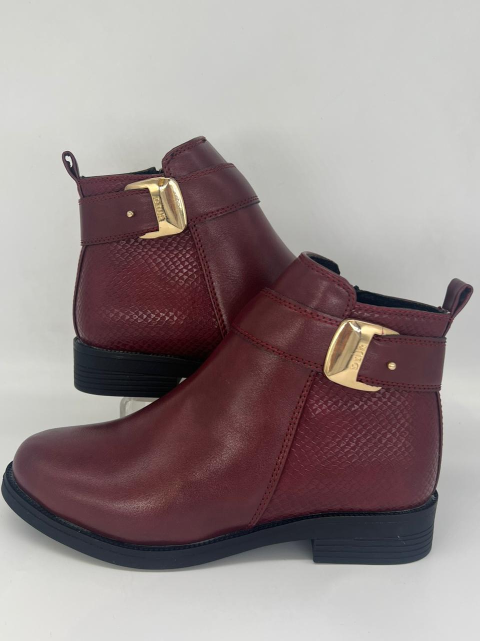 "أنكل بوت حريمي كلاسيك - جلد بـ حزام ذهبي وتفصيلة Croco (أسود/نبيتي/بني)"