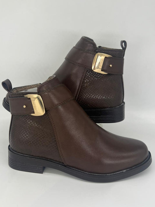 "أنكل بوت حريمي كلاسيك - جلد بـ حزام ذهبي وتفصيلة Croco (أسود/نبيتي/بني)"