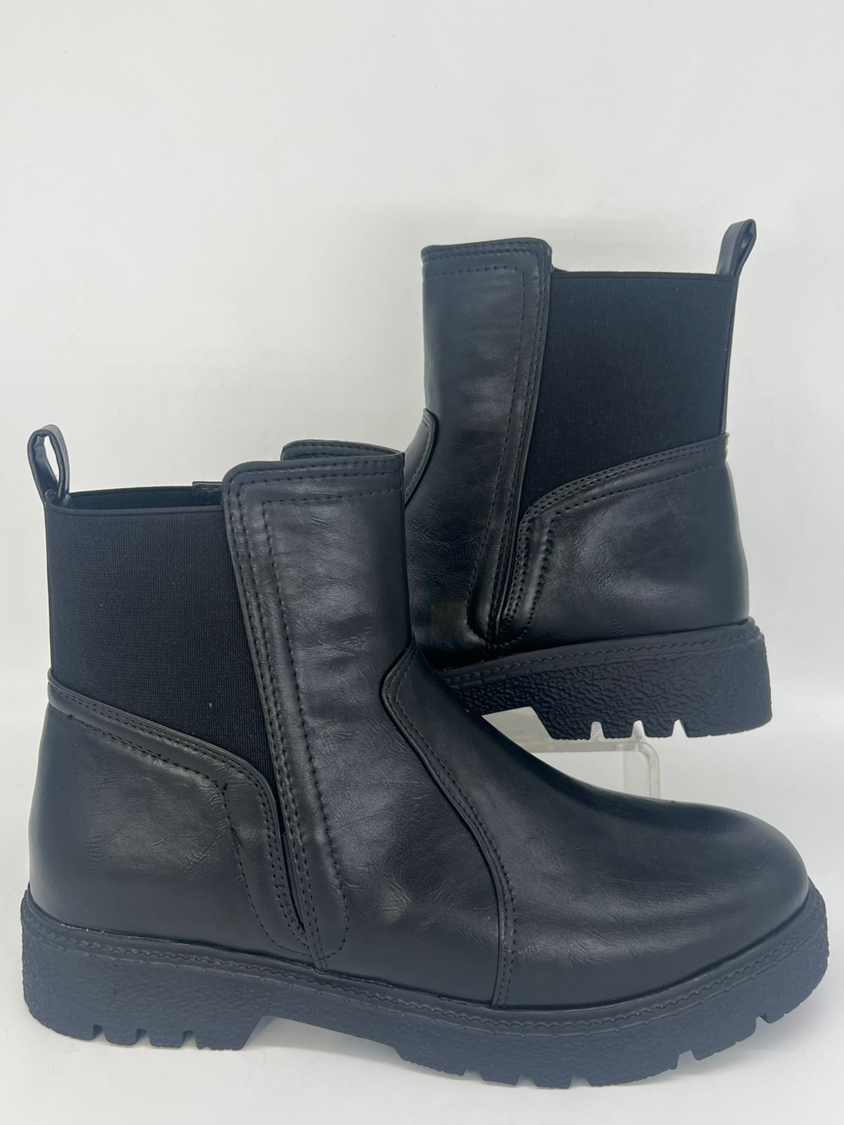 "بوت حريمي شتوي (Combat/Chelsea) - جلد سميك ونعل عريض لستايل قوي!"