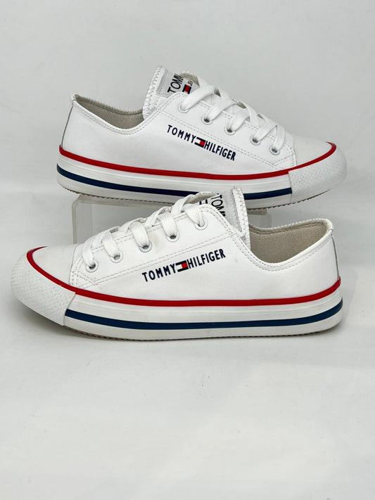 "كوتشي حريمي موديل 'تومي' - نعل Chunky عريض وتفاصيل ذهبية (Tommy Style)"