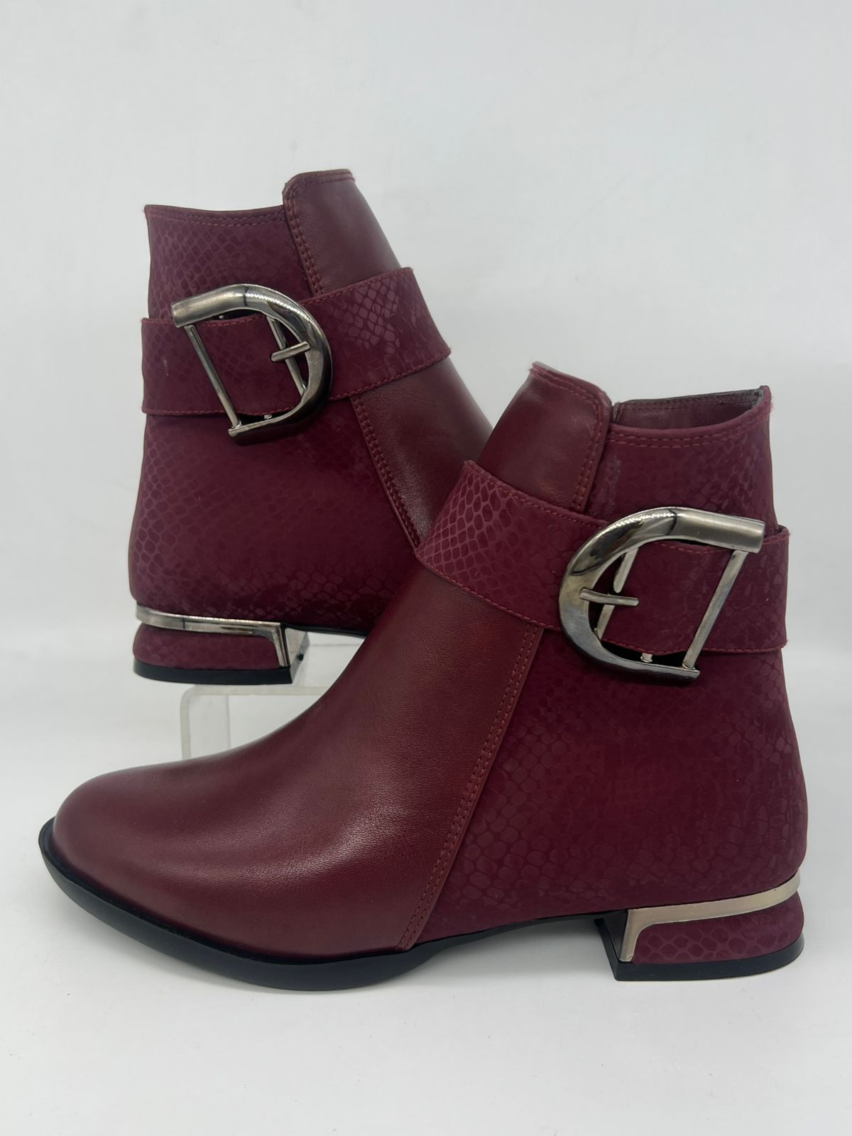 بوت نسائي أنيق قصير جلد الثعبان لون أسود كلاسيك - إبزيم فضي