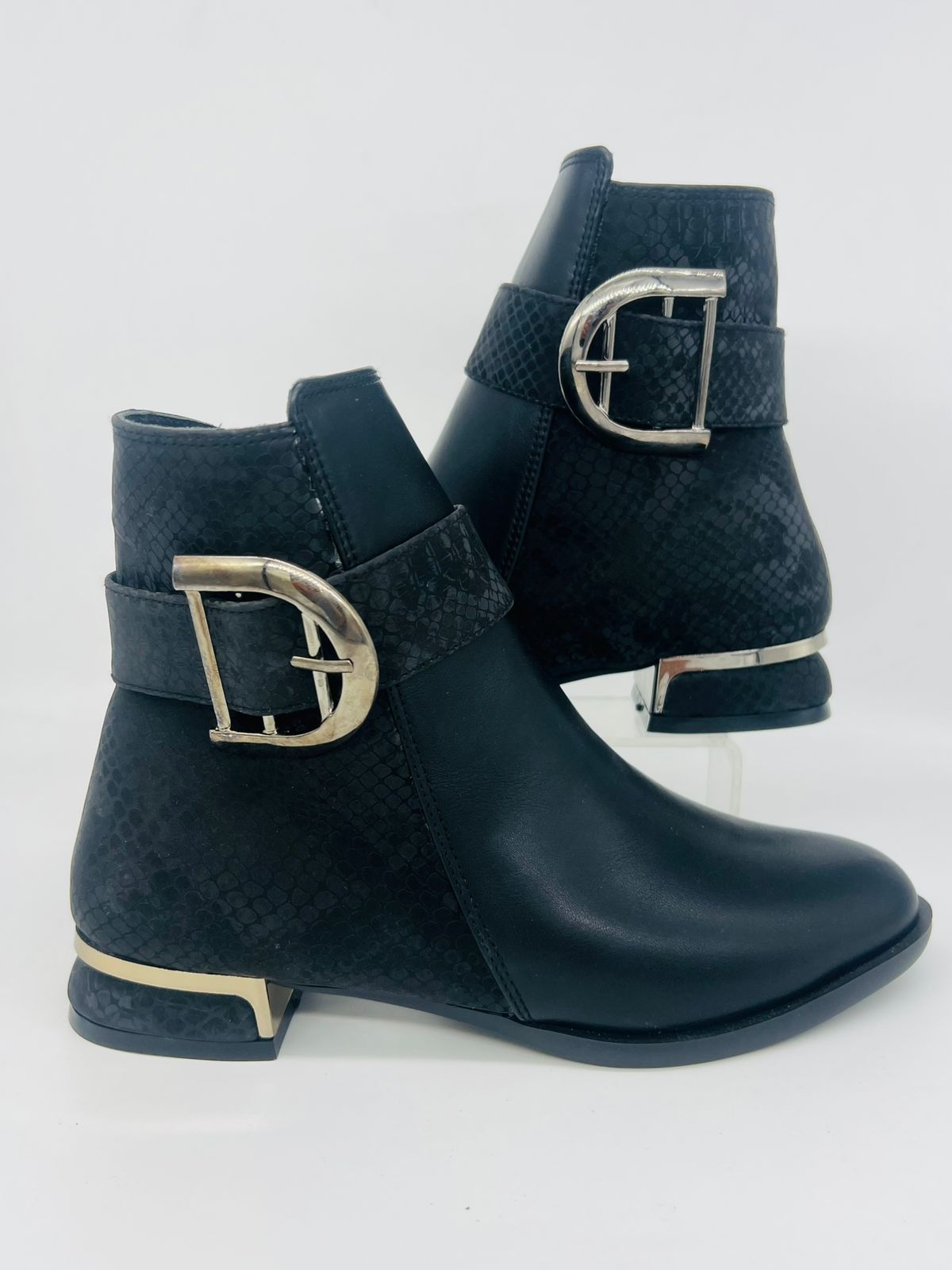 بوت نسائي أنيق قصير جلد الثعبان لون أسود كلاسيك - إبزيم فضي