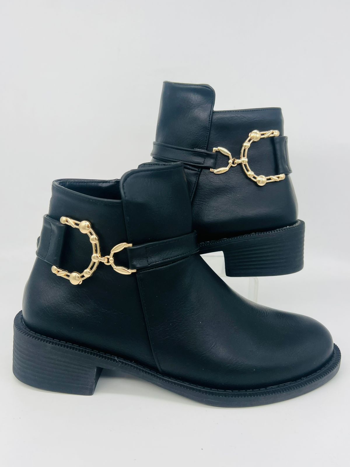 بوت نسائي أنيق قصير جلد الثعبان - إبزيم فضي