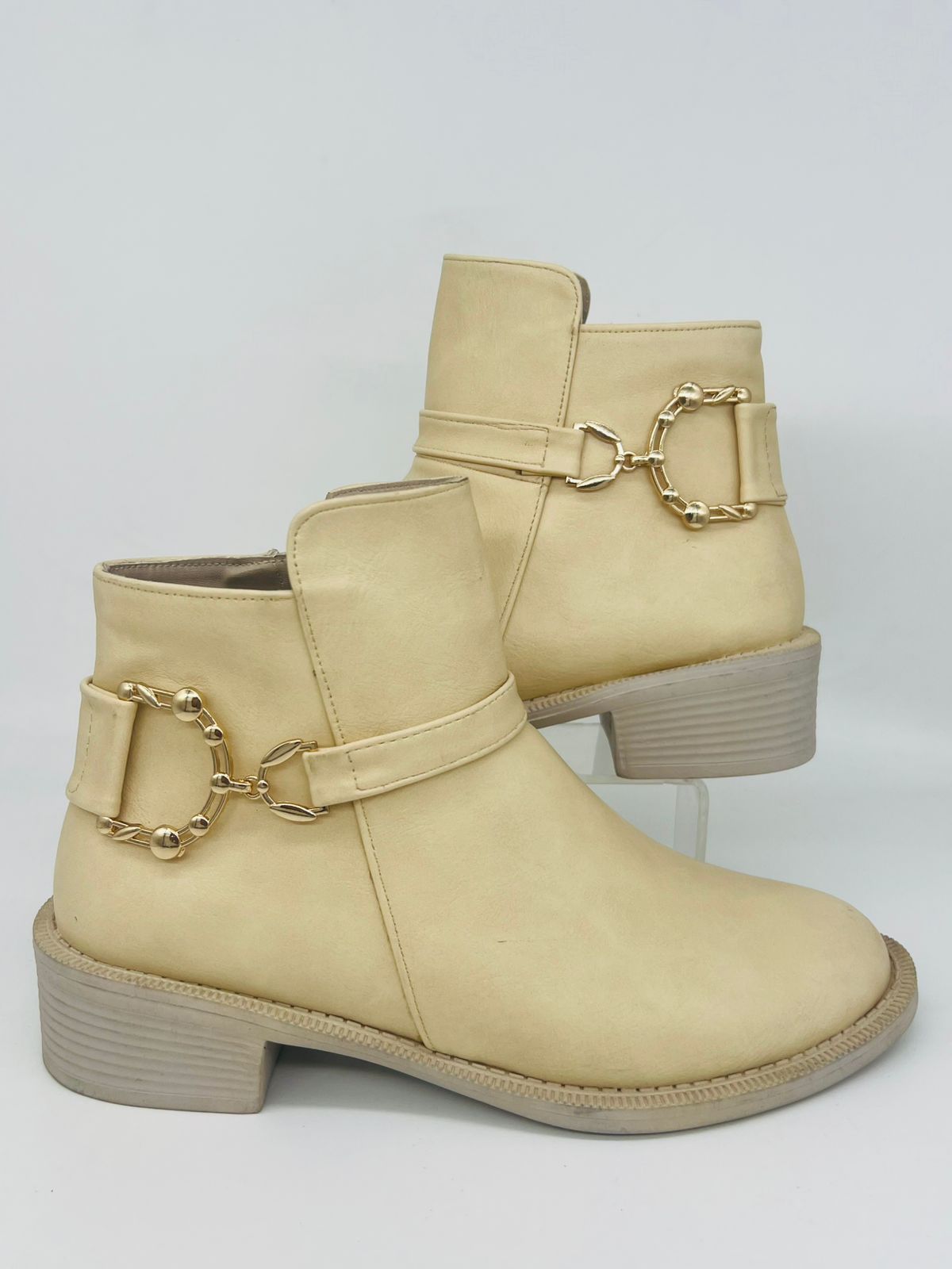 بوت نسائي أنيق قصير جلد الثعبان - إبزيم فضي