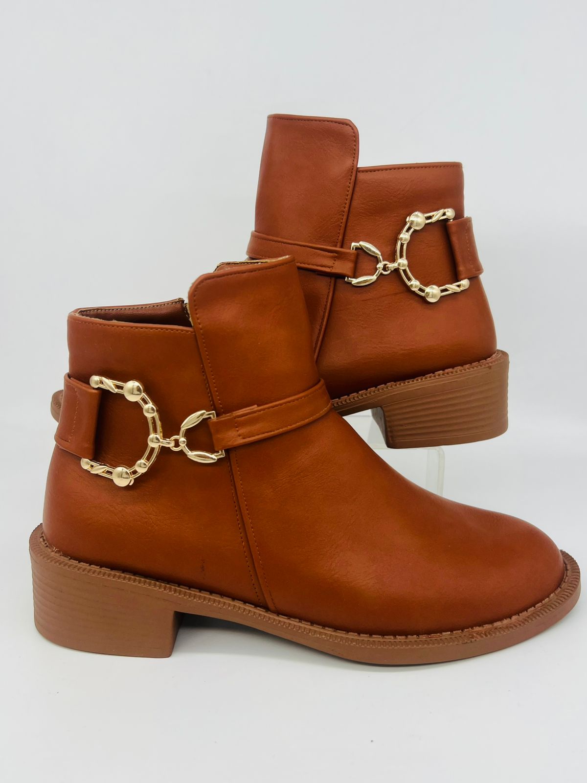 بوت نسائي أنيق قصير جلد الثعبان - إبزيم فضي