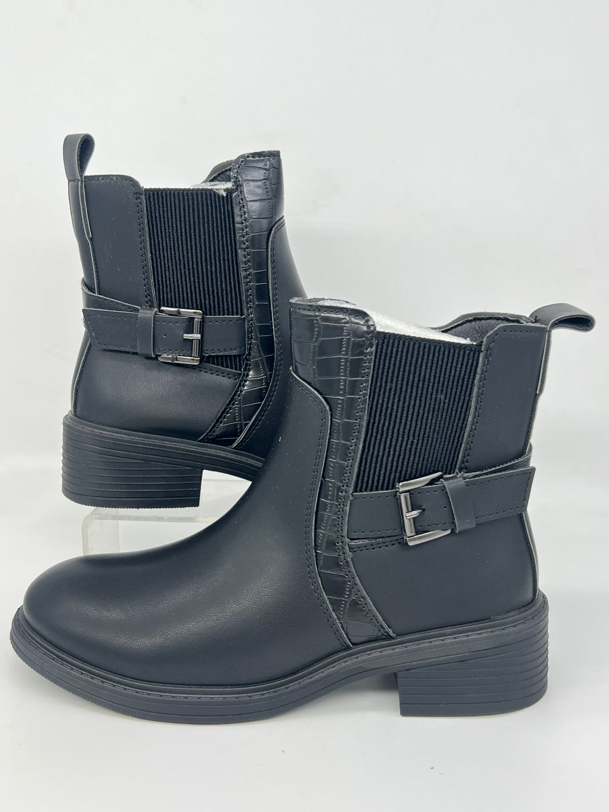 سرعة الأناقة: بوت تشيلسي سهل الارتداء للمرأة العملية