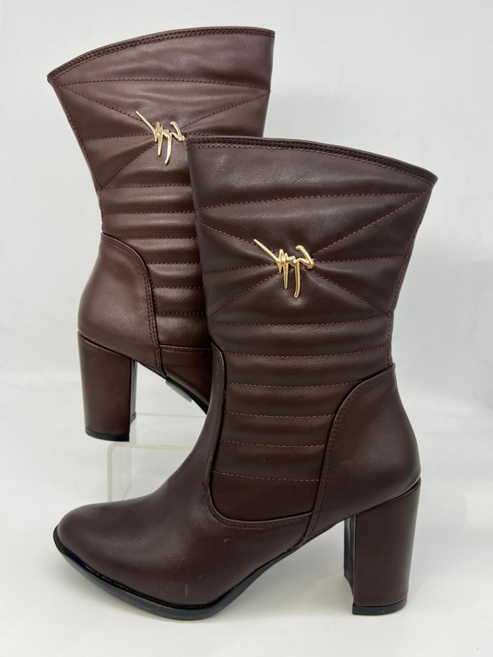 الفخامة في كل خطوة: البوت الجلدي المُخيط بكعب عريض