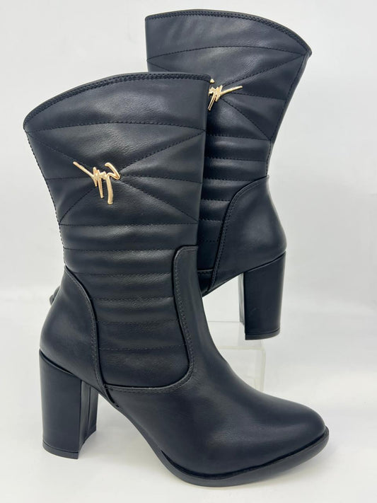 الفخامة في كل خطوة: البوت الجلدي المُخيط بكعب عريض