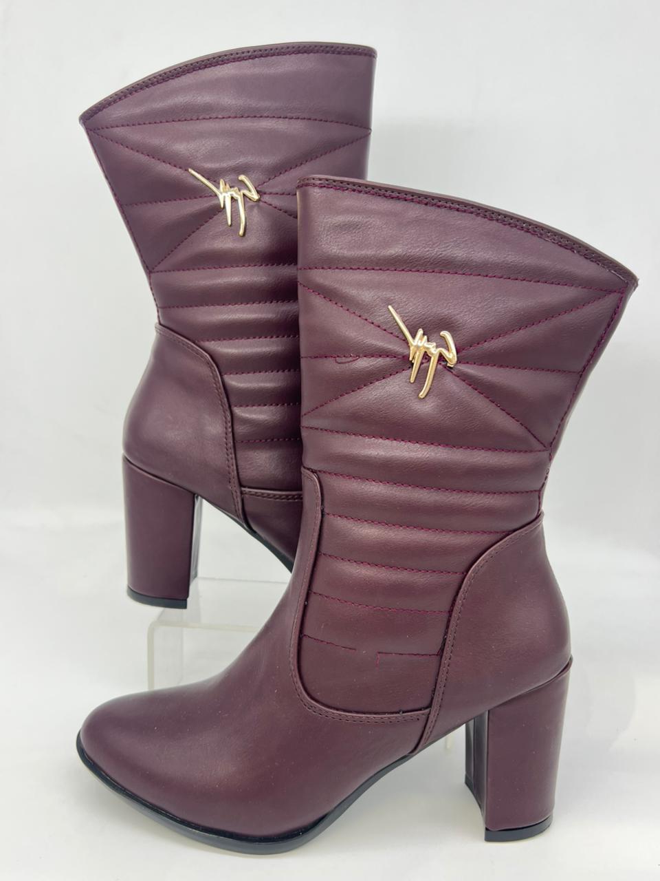 الفخامة في كل خطوة: البوت الجلدي المُخيط بكعب عريض