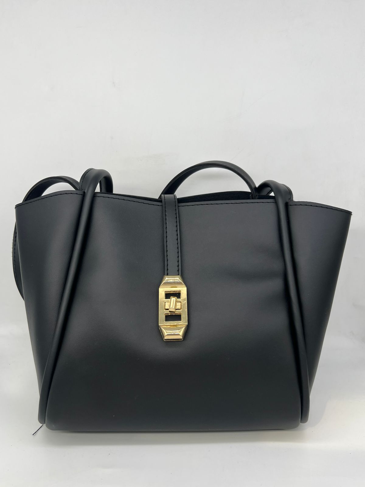 شنطة الـ Tote الكلاسيكية: الأناقة العملية لشتاء 2025