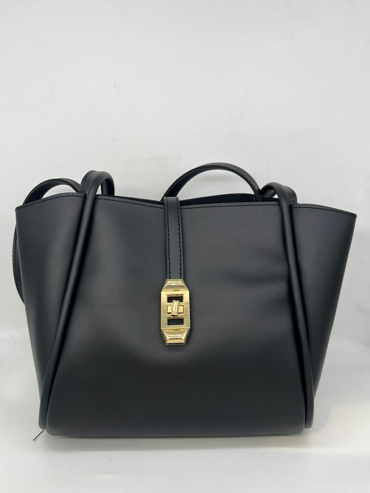 شنطة الـ Tote الكلاسيكية: الأناقة العملية لشتاء 2025