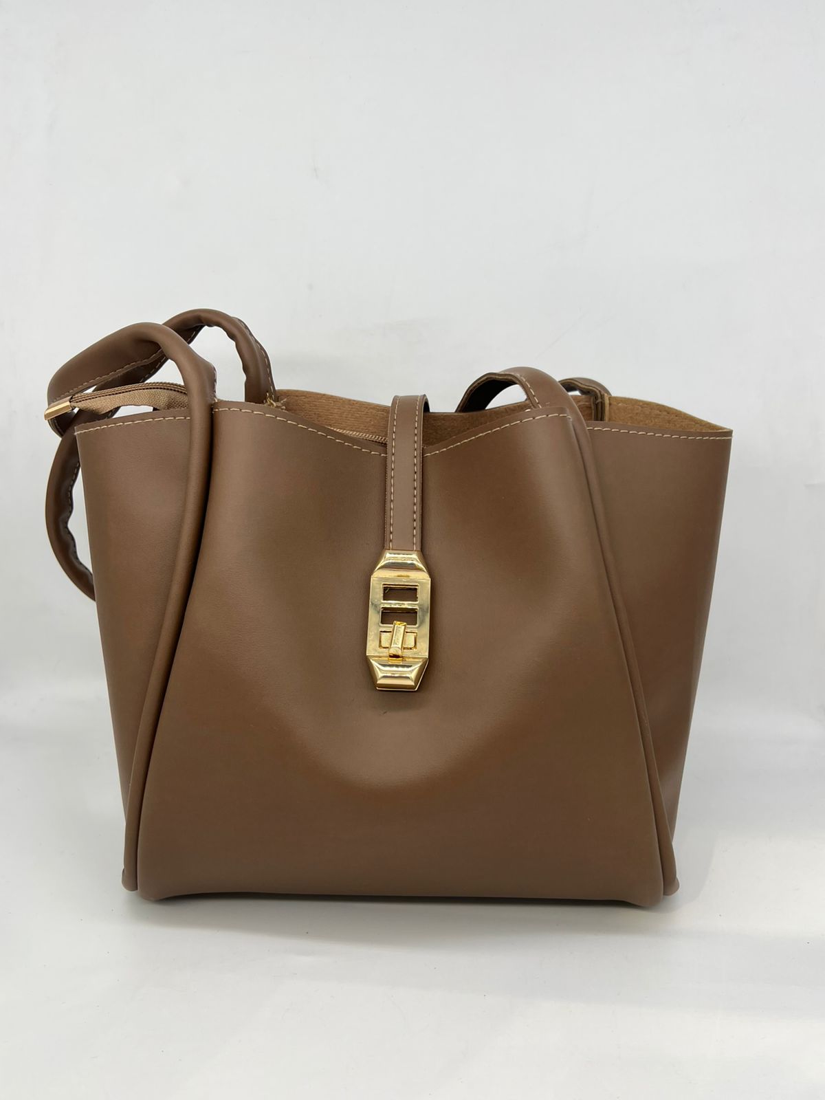 شنطة الـ Tote الكلاسيكية: الأناقة العملية لشتاء 2025