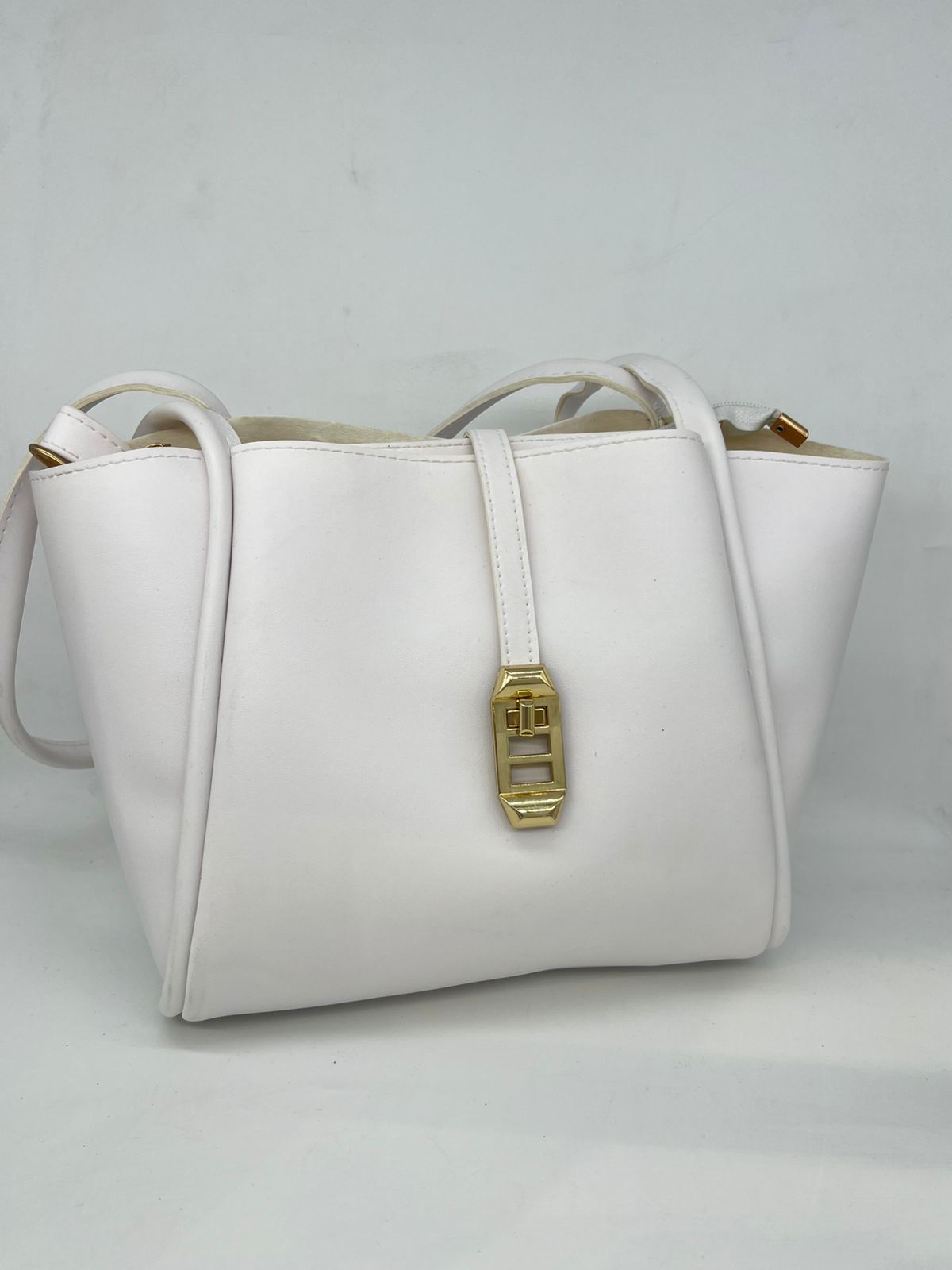 شنطة الـ Tote الكلاسيكية: الأناقة العملية لشتاء 2025