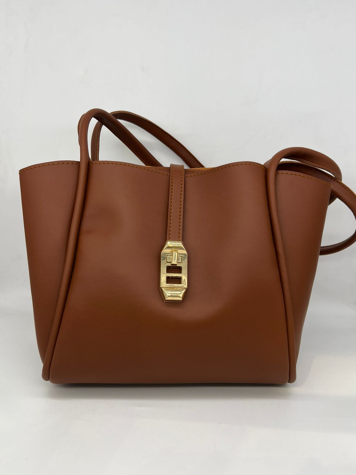 شنطة الـ Tote الكلاسيكية: الأناقة العملية لشتاء 2025