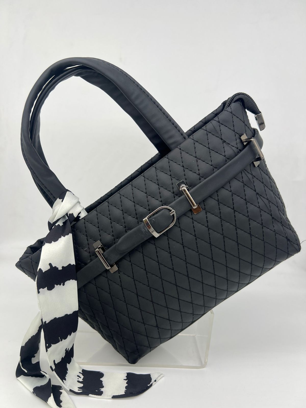 شنطة الـ Quilted الأنيقة: تفاصيل مميزة ووشاح عصري