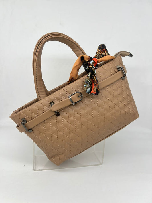 شنطة الـ Quilted الأنيقة: تفاصيل مميزة ووشاح عصري