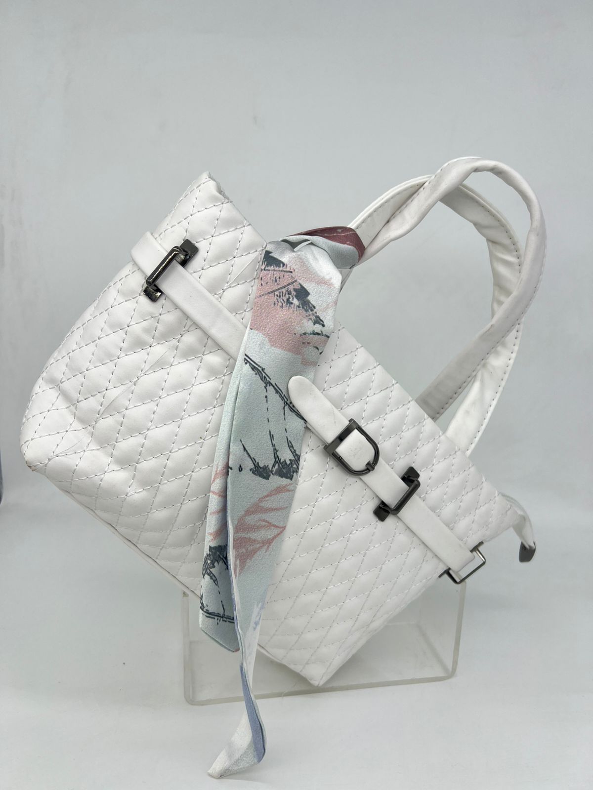 شنطة الـ Quilted الأنيقة: تفاصيل مميزة ووشاح عصري