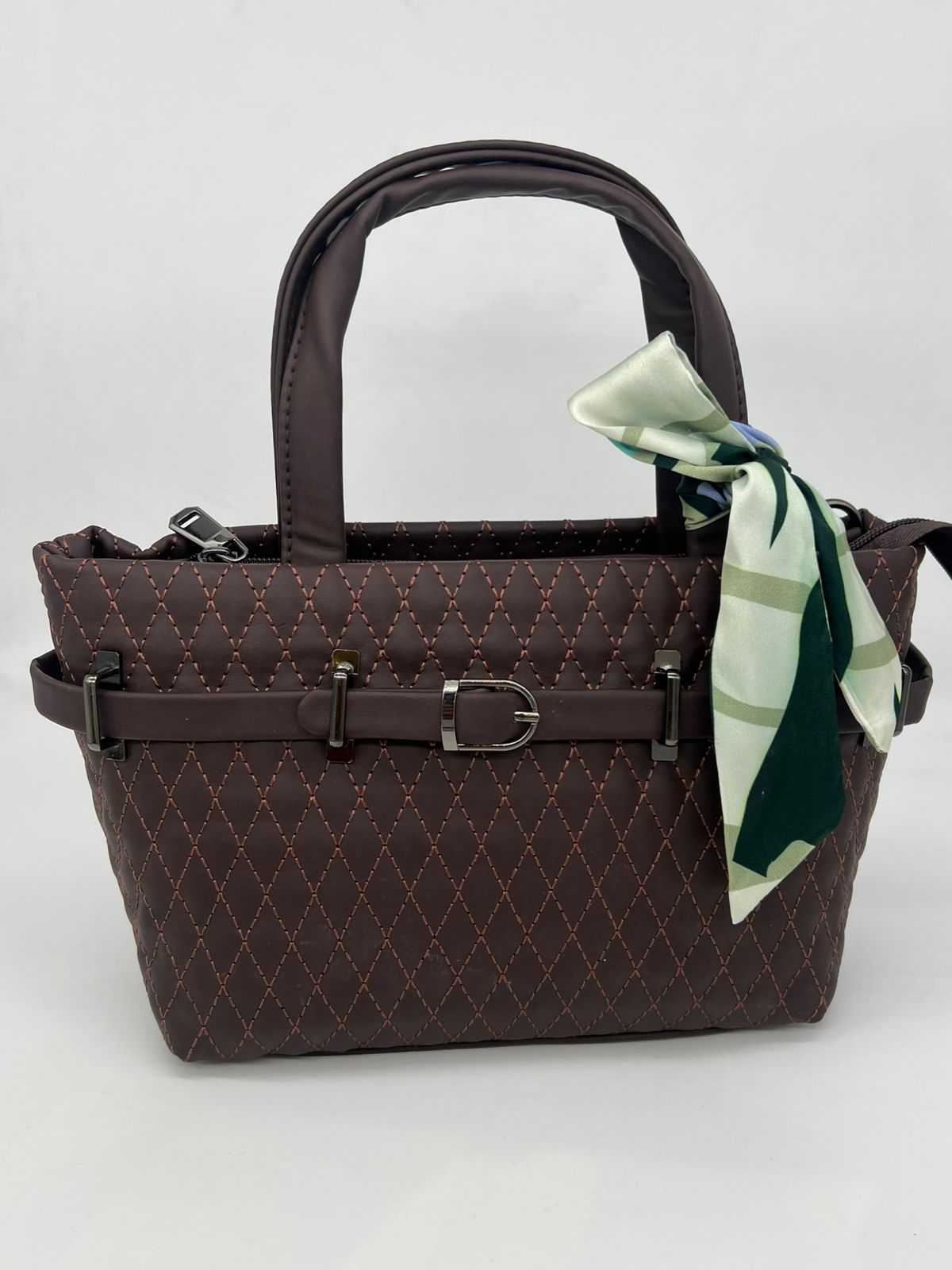 شنطة الـ Quilted الأنيقة: تفاصيل مميزة ووشاح عصري