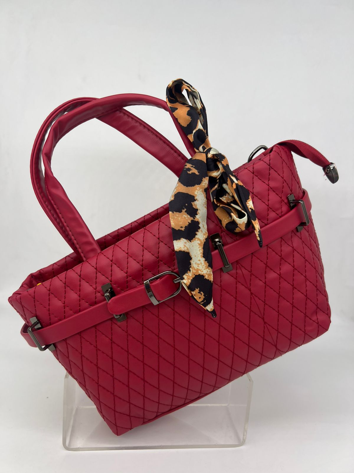 شنطة الـ Quilted الأنيقة: تفاصيل مميزة ووشاح عصري