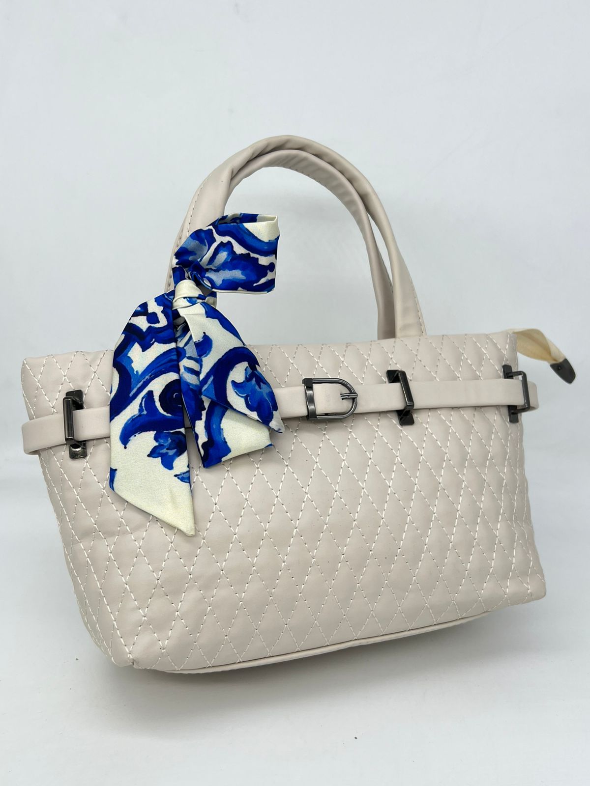 شنطة الـ Quilted الأنيقة: تفاصيل مميزة ووشاح عصري